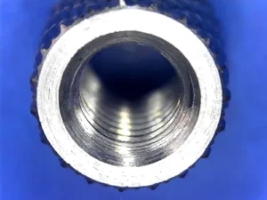 材質 SUS303 正面 M3P0.5ネジ加工 背面 NBにてネジ部のC0.6面取り加工 ロット 300,000ケ