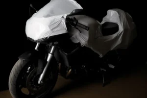 オートバイに保護フィルムを貼った状態