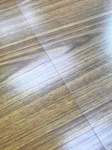 ロイヤルガードフィルムを木目調のテーブルに貼った写真