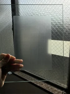 壁クリンフィルムのマット感　ガラスに貼っている写真